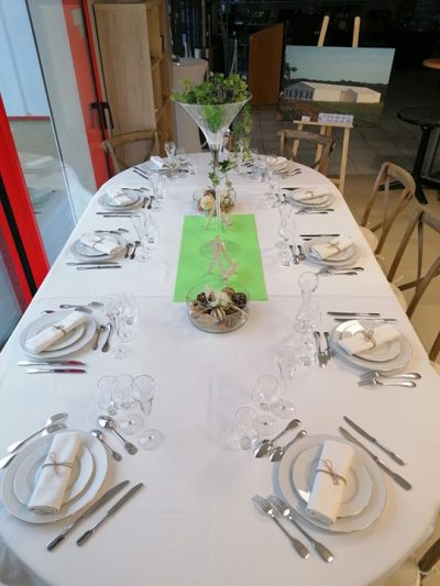 88163908_2728319877265622_5877840350063624192_n Table ovale en pvc grise de 10 à 12 personnes