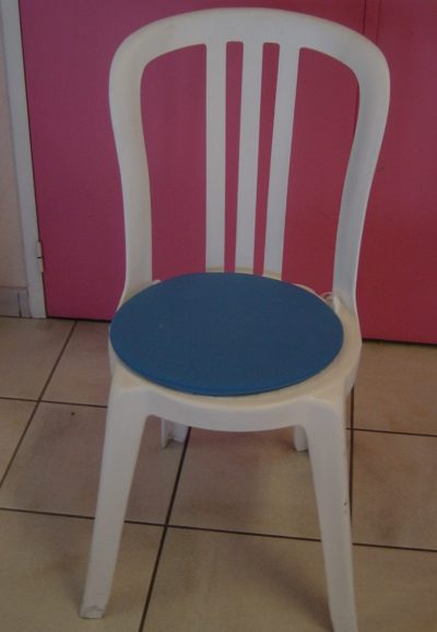 CHAISE COQUILLE + COUSSIN BLEU 001 Coussin bleu rond