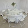 Chaises-pliantes-blanches-autour-de-table-ronde-153cm-scaled-e1647532001756 Chaise pliante blanche