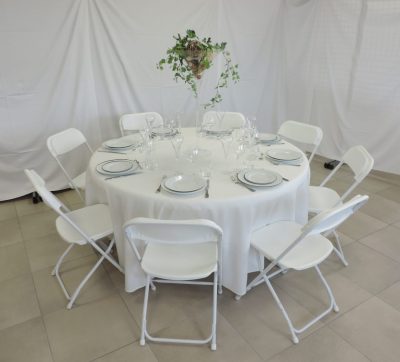 Chaises-pliantes-blanches-autour-de-table-ronde-153cm-scaled-e1647532001756 Chaise pliante blanche