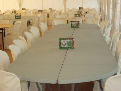 Table ovale en pvc grise de 28 à 30 personnes