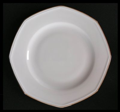 Assiette plate porcelaine octogonale filet or