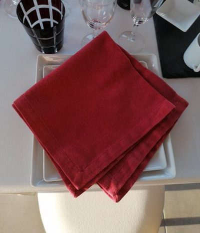 Serviette en tissu bordeaux