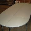 Table ovale en pvc grise de 16 à 18  personnes