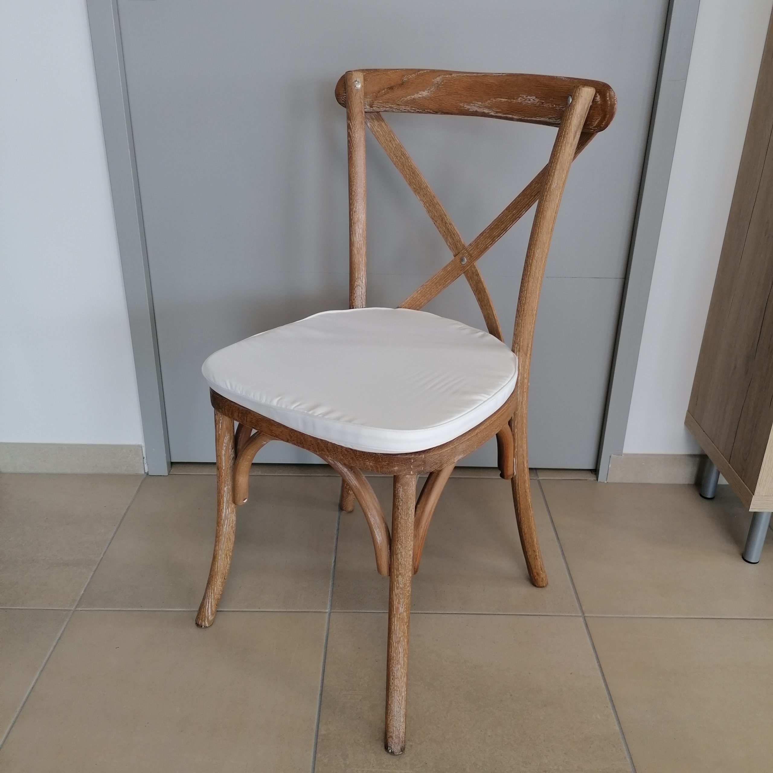 Coussin blanc pour chaise bois cérusé