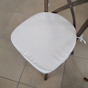 coussin blanc chaise bois