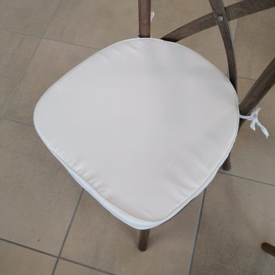 Coussin blanc pour chaise bois cérusé