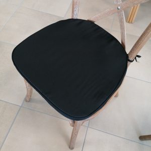 coussin noir chaises bois